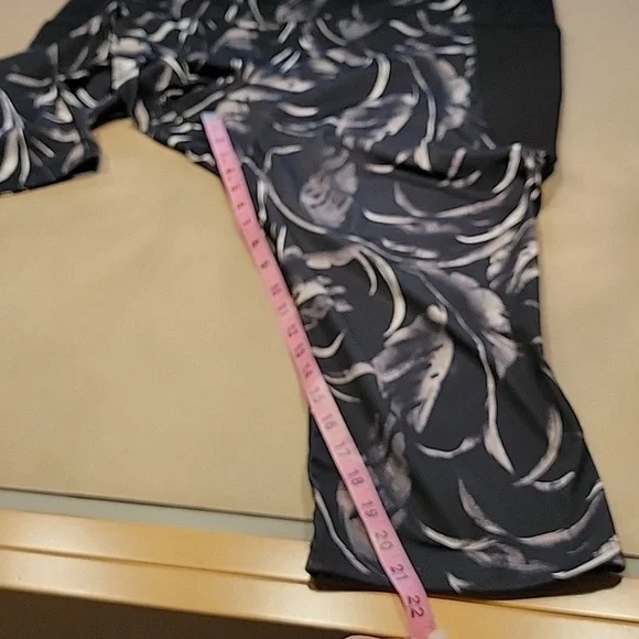 Tek Gear Size 3X High-Waisted Capri Leggings in Black Tropical, Like New Cond. - Picture 12 of 15